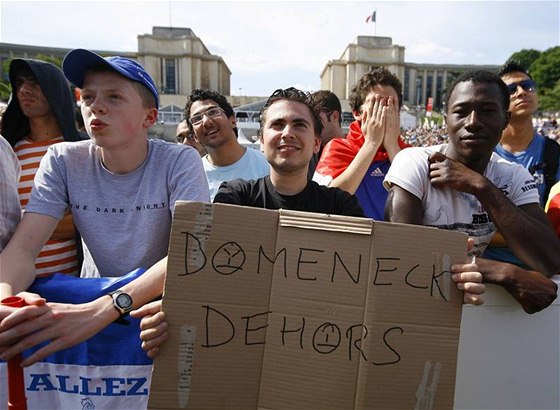 PROTI DOMENECHOVI. Francouztí fanouci koue Domenecha u národního týmu nechtjí.