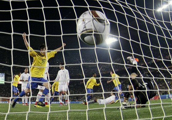 PRVNÍ GÓL. Juan stílí první gól Brazilc do sít Chile.
