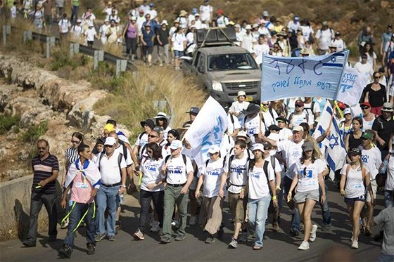 Davy Izraelc doprovázejí rodie uneseného vojáka alita na pochodu idovským státem. (27. ervna 2010)