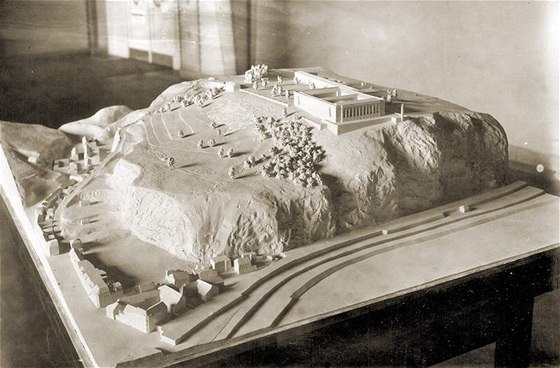 ÍSKÝ PALÁC NAD ÚSTÍM. Sádrový model nacistického paláce, který ml vyrst na Mariánské skále v Ústí. Objekt se nedochoval, existuje pouze tento jeho snímek z roku 1940.