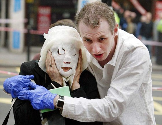 Paul Dadge pomáhá jedné z obtí bombových útok v Londýn. (7. ervence 2005)