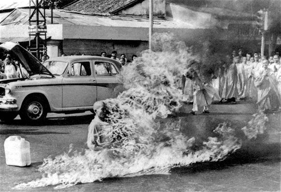 Upálení vietnamského buddhistického mnicha na ulici v Saigonu (11. ervna 1963)