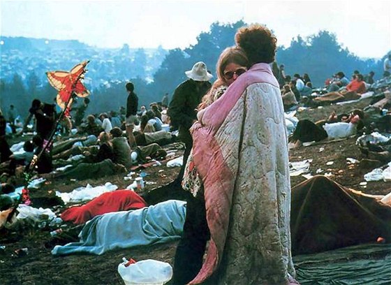 Milenci na nejvtím hudebním festivalu ve Woodstocku v USA (17. srpna 1969)