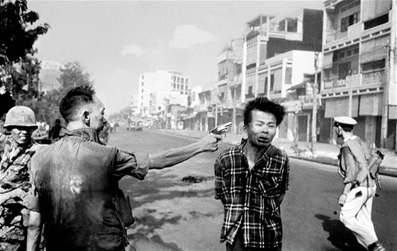 Jihovietnamský generál Nguyen Ngoc Loan stílí na ulici v Saigonu do hlavy údajného dstojníka Vietkongu Nguyen Van Lema, známého jako Bay Lop. (1. února 1968)