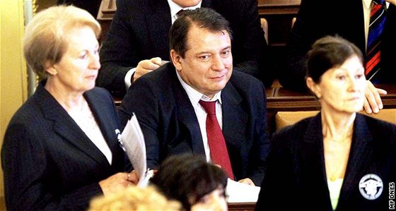 Bývalý pedseda SSD Jií Paroubek jako adový poslanec ve Snmovn. (22. ervna 2010)