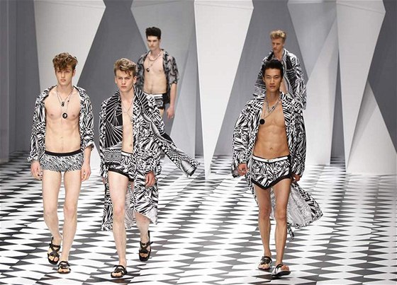 Pehlídka pánské modelové konfekce znaky Versace na jaro a léto 2011 v Milán