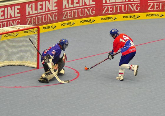 O druhém postupujícím do finále na hokejbalovém MS junior 2010 rozhodly mezi eskem a Slovenskem samostatné nájezdy.
