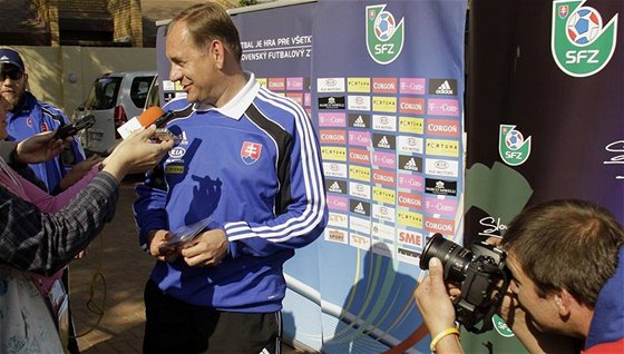 Slovenský trenér Vladimír Weiss v rozhovoru s novinái na mistrovství svta v Jiní Africe