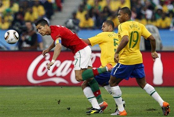 Hlavikuje portugalský kapitán Ronaldo