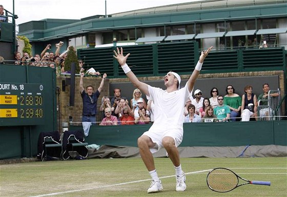 Amerian John Isner vítzí v nejdelím zápase tenisové historie