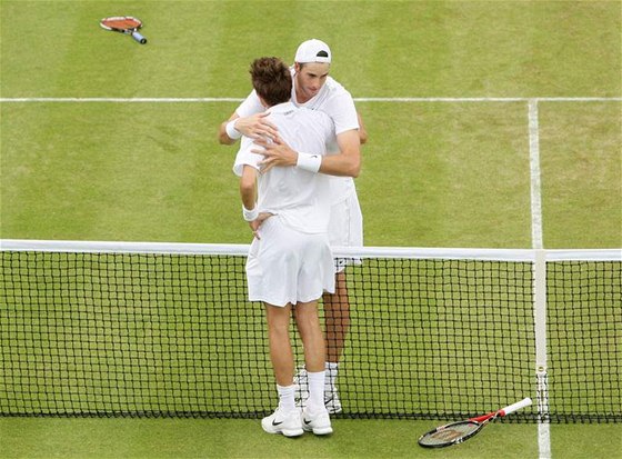 John Isner (elem) a Nicolas Mahut v objetí po nejdelím zápasu tenisové historie.