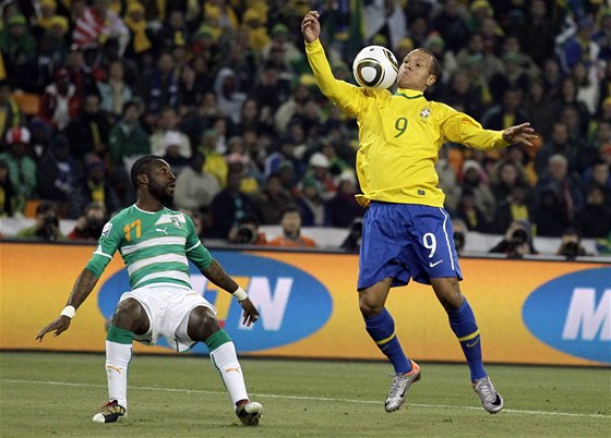 RUKA! Brazilský útoník Fabiano si ped svým gólem pomohl rukou.