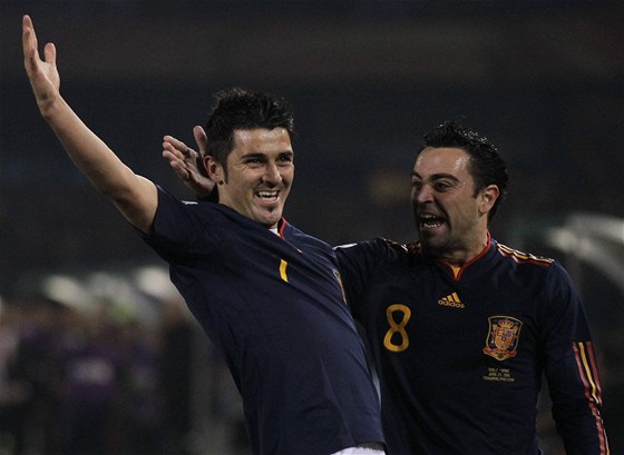 GÓL. panlský stelec Villa (vlevo) a Xavi se radují z gólu.