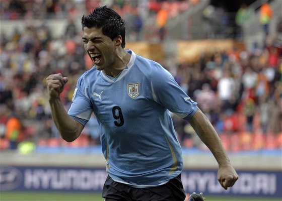 GÓL. Uruguayský útoník Suárez (v modrém) se raduje z gólu ,který vstelil bhem osmifinále mistrovství svta.