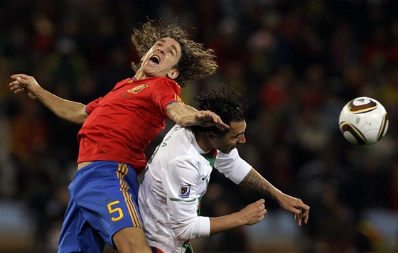 Carles Puyol (v erveném) si na mistrovství Evropy nezahraje.