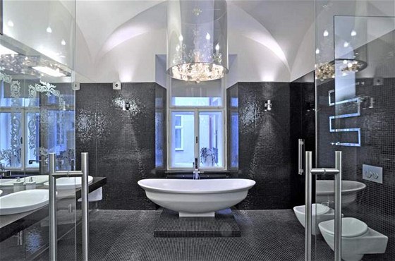 Do prostorné koupelny se vela voln stojící vana, závsná toaleta i bidet, ve z kolekce IO od firmy Flaminia