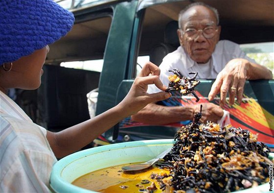 Kambodanka nabízí zákazníkovi opeenou tarantuli.