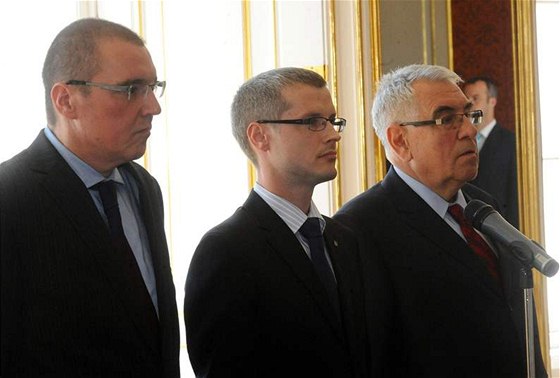 Guvernér Miroslav Singer (vlevo), viceguvernér Vladimír Tomík (uprosted) a nový len bankovní rady Kamil Janáek.