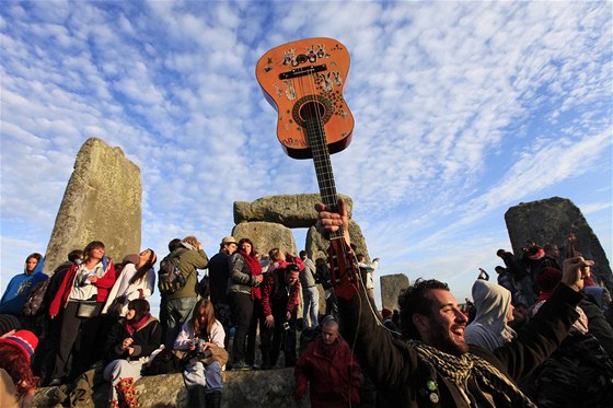 Lidé pivítali slunce nad Stonehenge zpvem a tancem (21. ervna 2010)