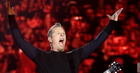 James Hetfield, zpvák a kytarista skupiny Metallica, zdraví publikum v Milovicích.