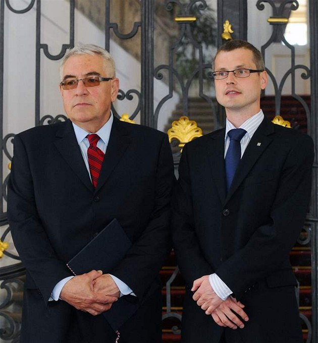 Nový len Bankovní rady NB Kamil Janáek (vlevo) a nový viceguvernér NB Vladimír Tomík.