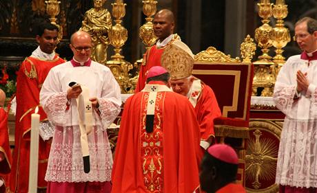 Dominik Duka pebr od papee Benedikta XVI. odznak arcibiskup-metropolit, tzv. palium.