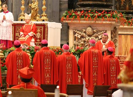 Dominik Duka krtce pot, co pevzal od papee Benedikta XVI. palium, odznak arcibiskup-metropolit.