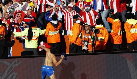 TO JE PRO VS. Paraguaysk fotbalista Nelson Valdz haz po utkn se Slovenskem nadenm fanoukm st sv vstroje.