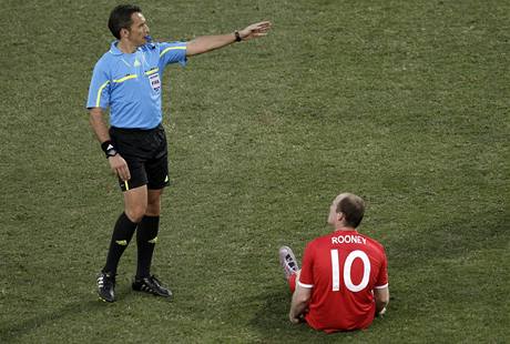 NA ZEMI. Ani Wayne Rooney nezabrnil vyazen Anglie z mistrovstv svta. Svj dl na nm nese i uruguaysk sud Jorge Larrionda (vlevo)