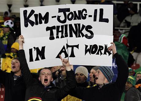 Fanouci se pi utkn Brazlie s KLDR vysmvaj transparentem severokorejskmu vdci Kim ong-ilovi. "Mysl si, e jsme v prci," ukazuj.