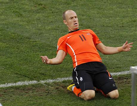 DAL GL LEVAKOU. Nizozemsk zlonk Arjen Robben vyzrl na obrnce soupee opt svm typickm zpsobem - klikou doleva a rnou levakou.