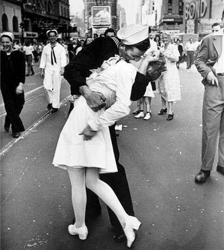 Americk nmonk lb zdravotn sestru na Times Square v New Yorku pot, co prezident Truman oznmil kapitulaci Japonska. (14. srpna 1945)