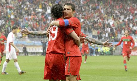 Mendes Tiago (zdy) a Christiano Ronaldo se raduj ze tvrt branky v sti KLDR. (21. ervna 2010)