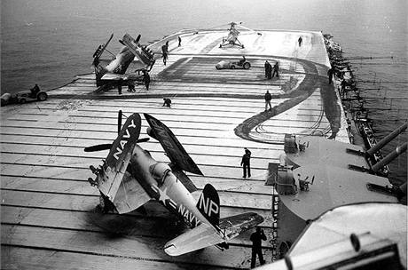 Ppravy na nlet na americk letadlov lodi USS Valley Forge. (1951)