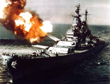 Americk bitevn lo USS Missouri osteluje korejsk pstav Chongdin. (jen 1950)
