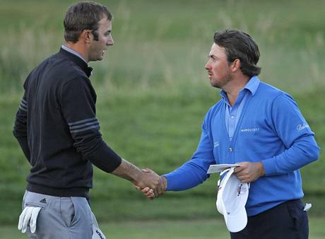 Dustin Johnson (vlevo) a Graeme McDowell, tet kolo US Open 2010.