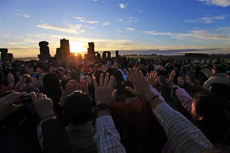 Lid nastavili prvnm paprskm nad Stonehenge dlan (21. ervna 2010)