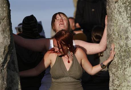Prvn paprsky dopadly na tve lid u Stonehenge krtce ped ptou hodinou rno mstnho asu (21. ervna 2010)