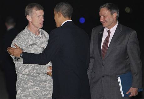 Americk prezident Barack Obama si tese rukou s generlem McChrystalem, velvyslanec Karl Eikenberry pihl (vpravo) 