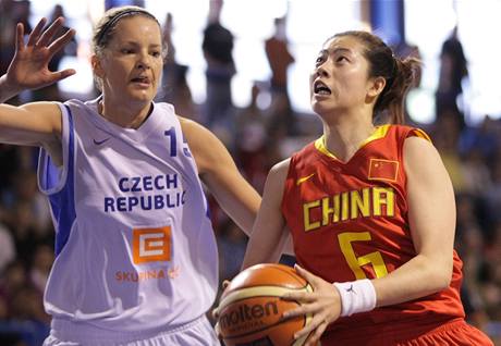 esk reprezentantka Eva Vtekov (vlevo) brn chen Siao-ia z ny