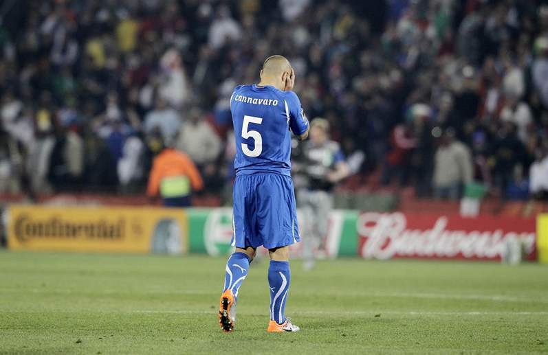 Italský obránce Fabio Cannavaro proívá bezmoc, jeho tým na MS koní