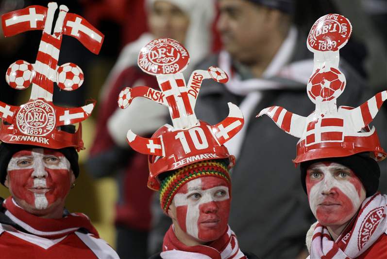 Roztodivné helmy v podání dánských fanouk