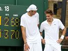 John Isner (vlevo) a Nicolas Mahut po nejdelm zpasu tenisov historie.