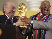 Sepp Blatter (vlevo) a jihoafrick prezident Jacob Zuma s pohr pro mistry svta.