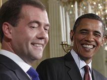 Rusk prezident Dmitrij Medvedv (vlevo) a jeho americk protjek Barack Obama (24. erven 2010)