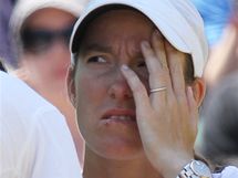 Justine Heninov si nechv oetit zrann zpst v souboji 4. kola Wimbledonu proti krajance Clijstersov