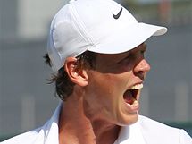 Tom Berdych se raduje z postupu do tvrtfinle Wimbledonu