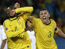 JE TAM! Brazilci Juan (vlevo) a Lucio slav prvn gl v osmifinle MS proti Chile.