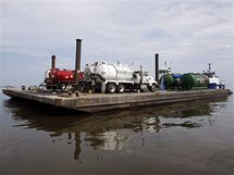 Technika na itn ropou zamoen oblasti v ztoce Barataria v Louisian (19. ervna 2010)