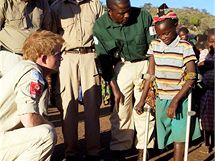 Princ Harry hovo s jednou z obt nlapnch min v Mosambiku. (21. ervna 2010)